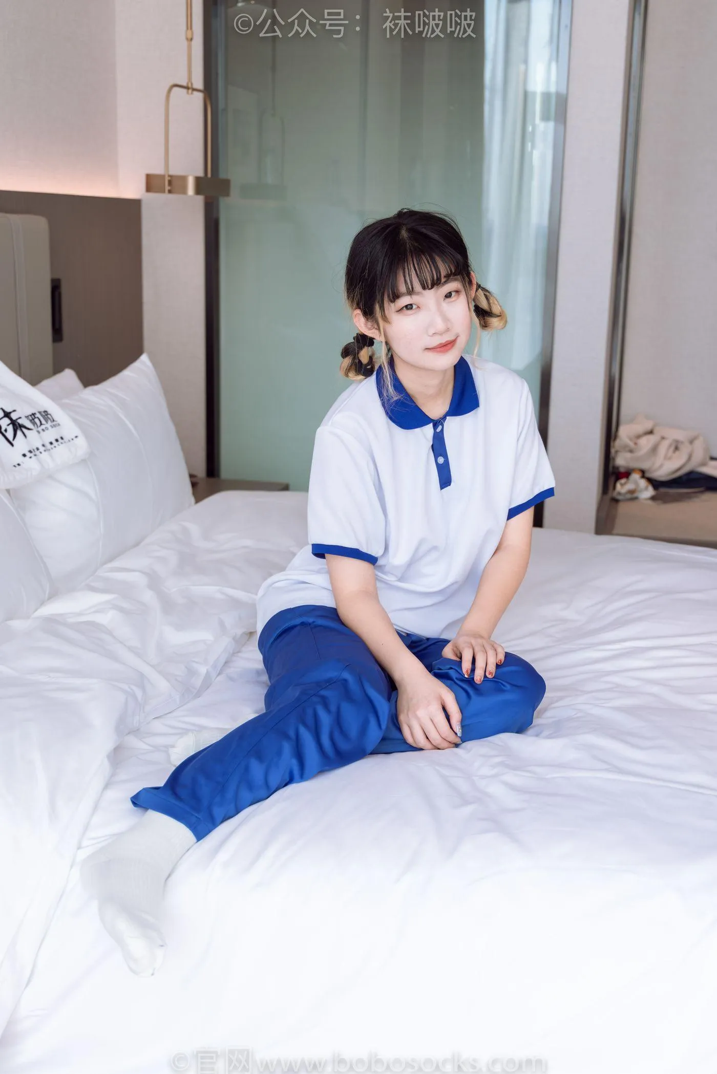 [BoBoSocks袜啵啵]NO.042 砂糖-校服、板鞋、白棉袜、油亮白丝 [139P]插图9